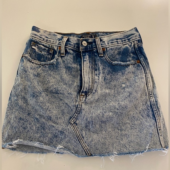 Women’s Abercrombie & Fitch denim cutoff skirt acid wash size 25 - Picture 1 of 3